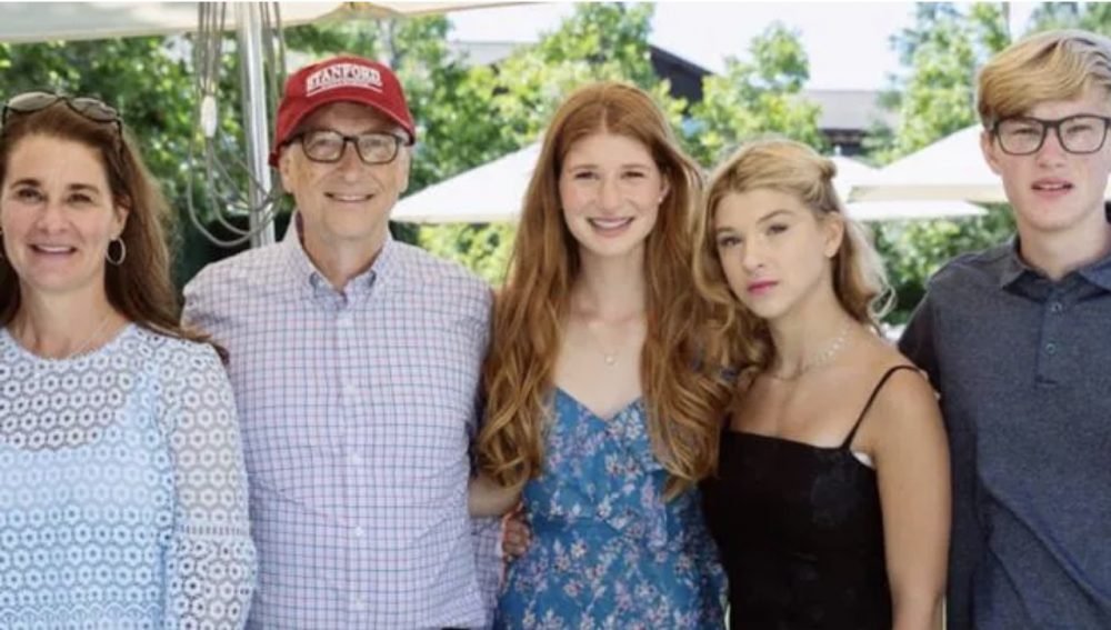 Melinda-and-Bill-Gates-with-their-children-Jennifer-Phoebe-and-Rory-e1620114314978.jpg