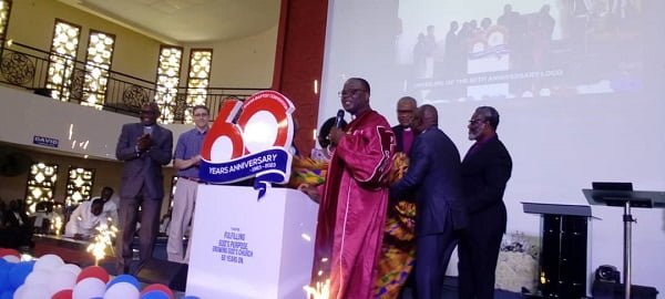 Baptist-pix-Rev-Thompson-unveiling-the-anniversary-symbol-while-his-Vice-Presidents-in-charge-of-Administration-and-Ministries-and-some-Denominational-Members-look-on.jpg