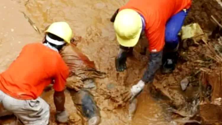 Birim-North-‘galamsey-pit-collapse-Volunteers-retriving-a-body-from-the-pit.jpg