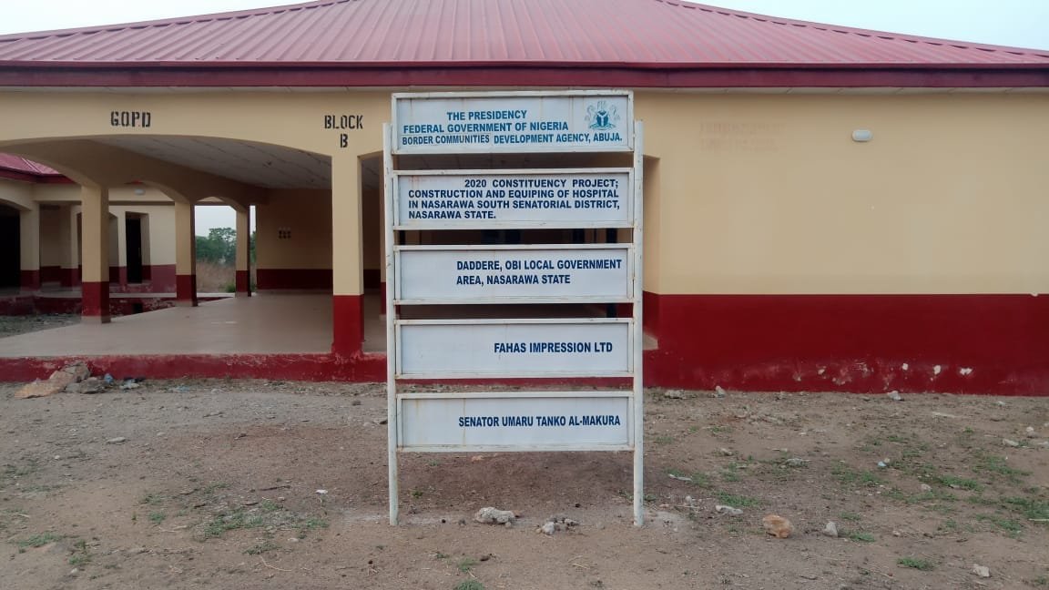 Right-view-showing-the-signpost-of-the-project-with-the-newly-constructed-hospital.jpg