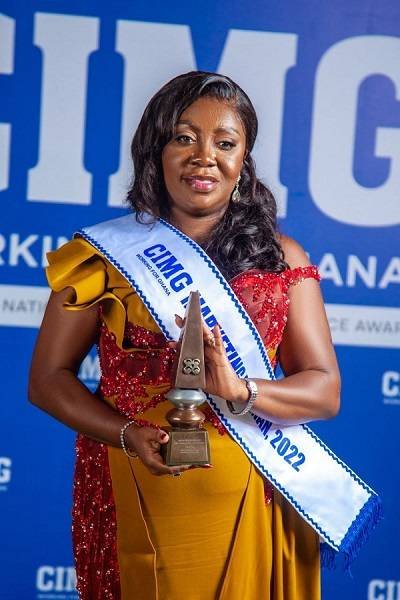 Mrs-Obo-Nai-displaying-her-award.jpg