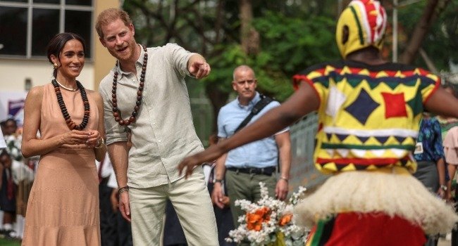 prince-harry-meghan-watch a dancer of Igbo culture